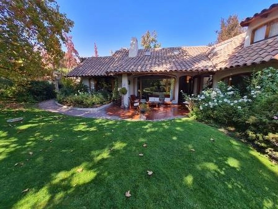 Casa en venta en San Carlos de Apoquindo – Terreno de 2.162 m²
